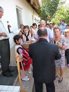 2011 16 september 6.Roemeense-traditie.-Eerst-brood-in-zout-dopen-en-dan-mag-je-naar-binnen..jpg